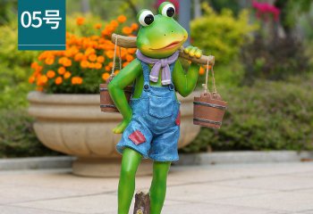 青蛙雕塑-花园一只在挑水的玻璃钢青蛙雕塑