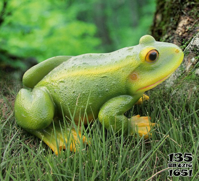 青蛙雕塑-景区玻璃钢绿色青蛙雕塑高清图片