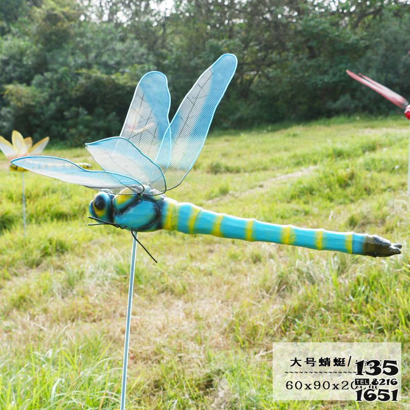 蜻蜓雕塑-村庄小区广场摆放大号蓝色玻璃钢蜻蜓雕塑高清图片