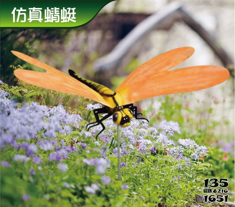 蜻蜓雕塑-校园公园橙黄色翅膀玻璃钢蜻蜓雕塑高清图片