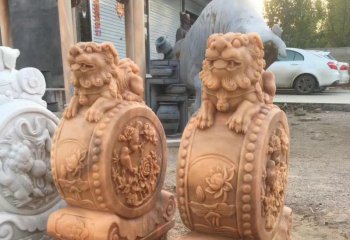 狮子雕塑-庭院别墅晚霞红石雕石抱鼓上的狮子雕塑