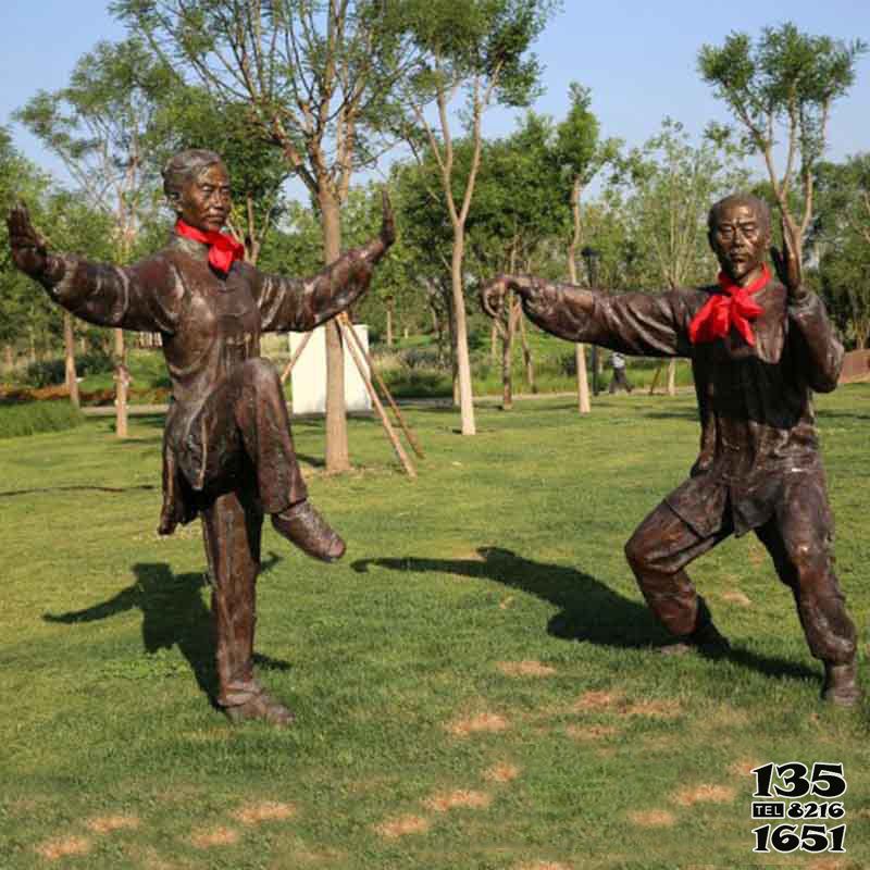 太极雕塑-公园草坪体育运动人物打太极拳的老人雕塑高清图片