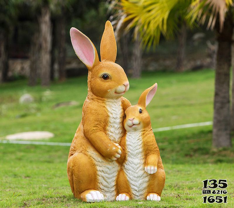 兔子雕塑-动物园两只黄色母子玻璃钢兔子雕塑高清图片