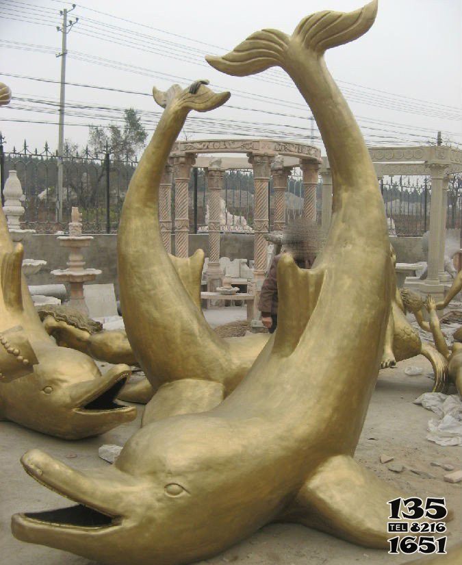 海豚雕塑-游乐场多只趴着的不锈钢海豚雕塑高清图片