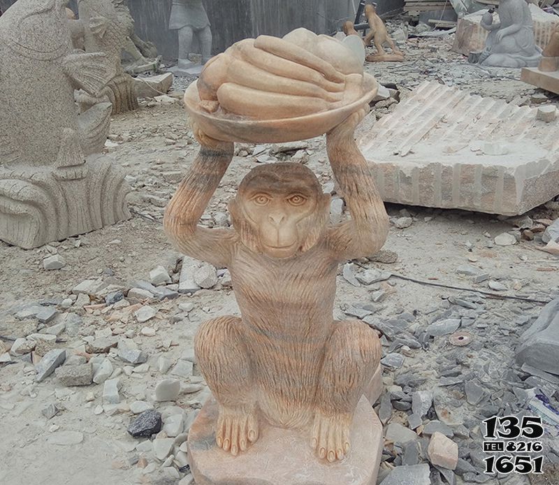 猴子雕塑-公园摆放的手拿果盘的花岗岩石雕创意猴子雕塑高清图片
