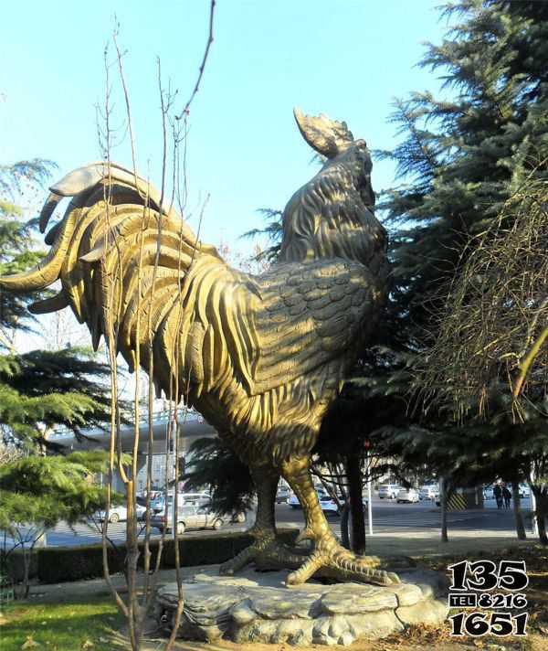 鸡雕塑-公园摆放的不锈钢抽象鸡雕塑高清图片