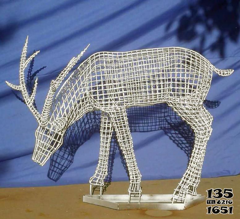 鹿雕塑-不锈钢镂空创意户外景观低头照明的鹿雕塑高清图片