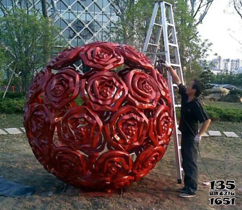 玫瑰雕塑-广场不锈钢玫瑰花镂空球景观雕塑高清图片