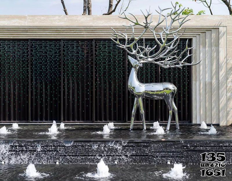 梅花鹿雕塑-公园景区不锈钢创意喷泉梅花鹿雕塑高清图片