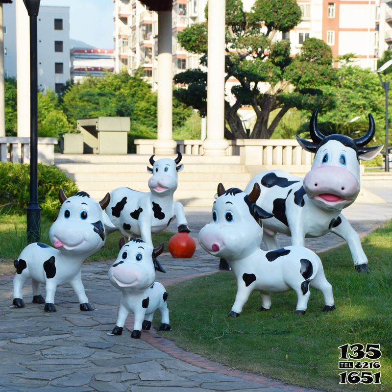 牛雕塑-操场一群玩球的玻璃钢卡通牛雕塑高清图片