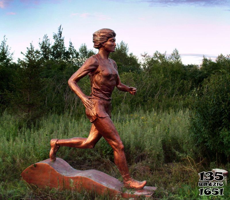 跑步雕塑-女人公园跑步运动主题人物玻璃钢仿铜雕塑高清图片