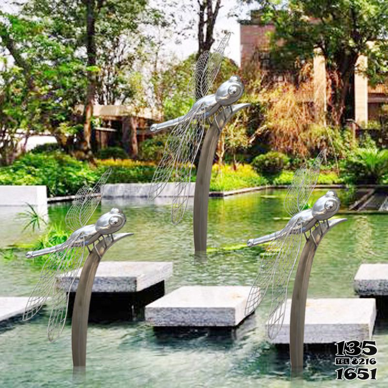 蜻蜓雕塑-小区公园湖边蜻蜓点水镜面卡通不锈钢蜻蜓雕塑高清图片
