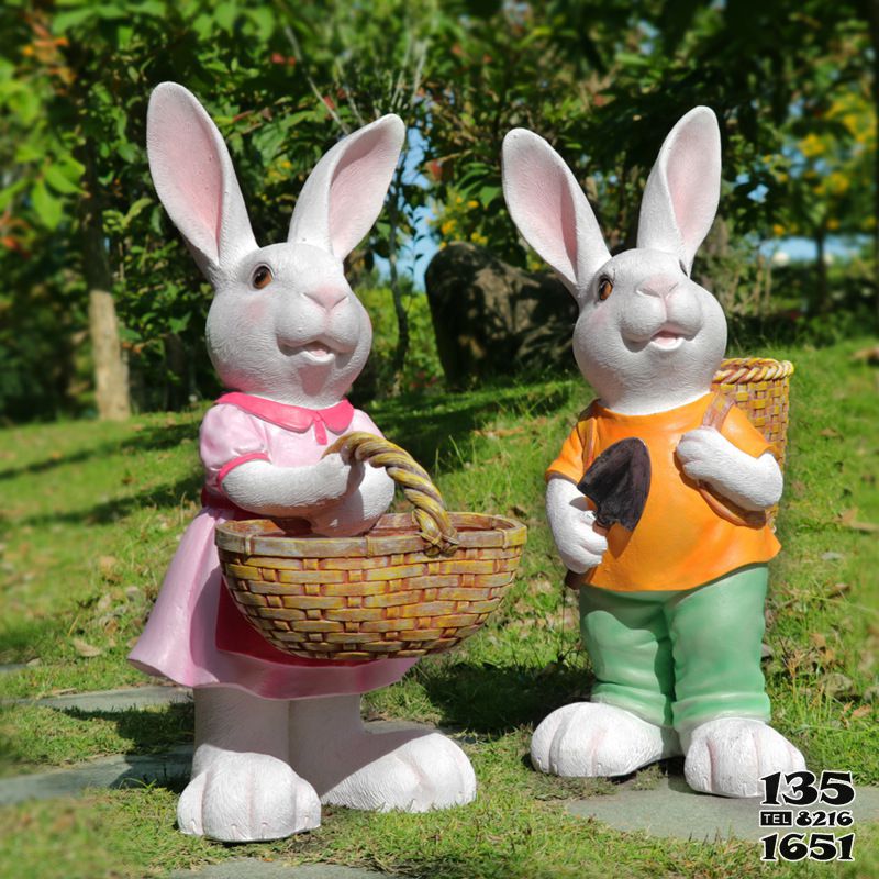 兔子雕塑-动物园两只可爱的玻璃钢兔子雕塑高清图片