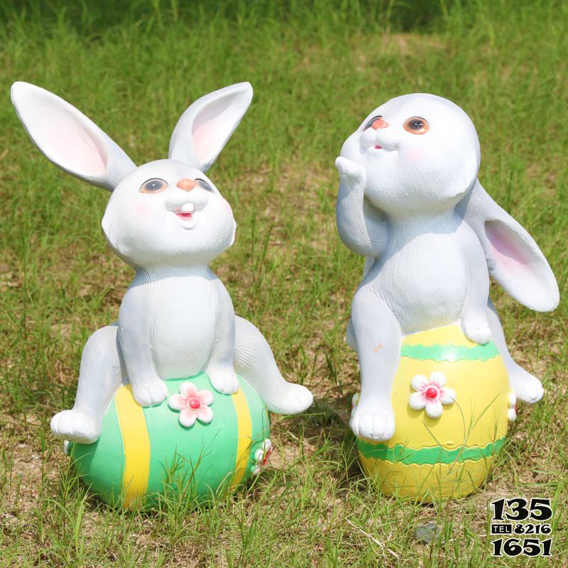 兔子雕塑-校园两只白色玻璃钢兔子雕塑高清图片