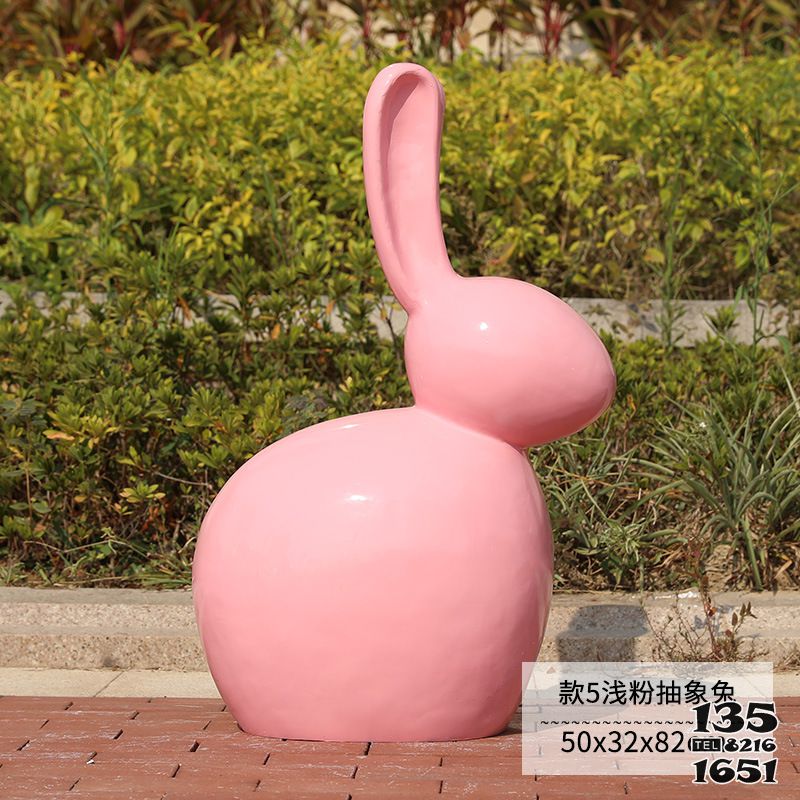 兔子雕塑-庭院一只粉色玻璃钢兔子雕塑高清图片