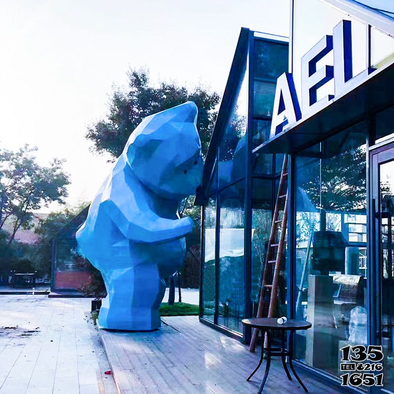 熊雕塑-景区商场熊爬窗造型玻璃钢熊雕塑高清图片