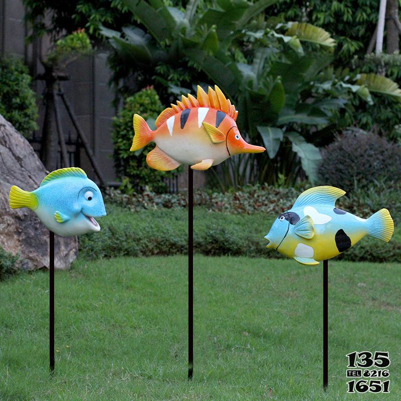 鱼雕塑-花园三只玻璃钢彩绘鱼雕塑高清图片