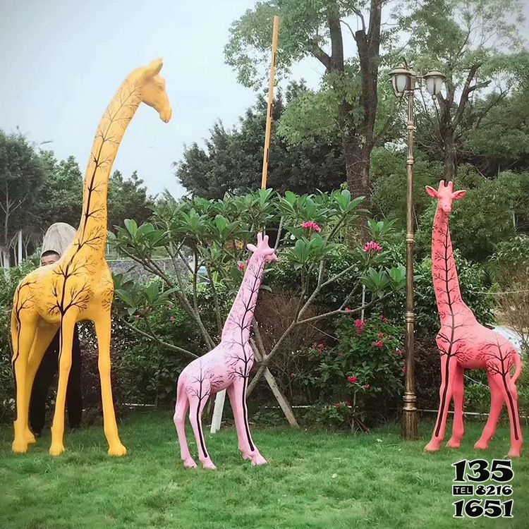 长颈鹿雕塑-户外公园彩绘玻璃钢一家三口长颈鹿雕塑高清图片