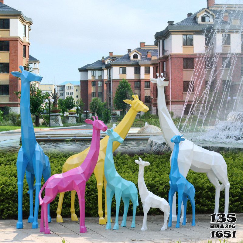 长颈鹿雕塑-玻璃钢彩绘五颜六色的户外景观长颈鹿雕塑高清图片