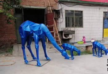 长颈鹿雕塑-景区玻璃钢彩绘几何低头觅食的蓝色长颈鹿雕塑