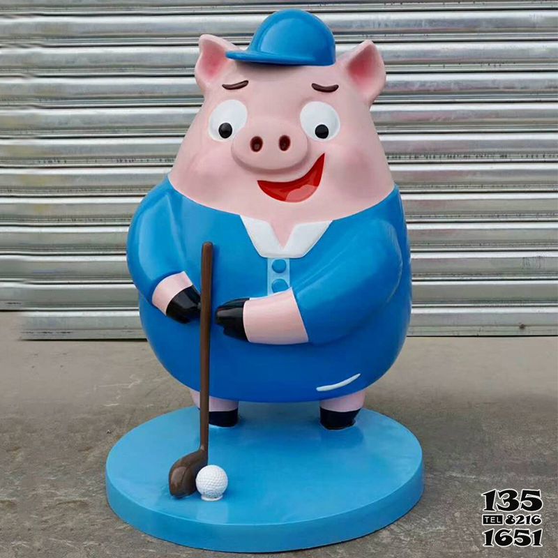 猪雕塑-景区一只打高尔夫的玻璃钢猪雕塑高清图片