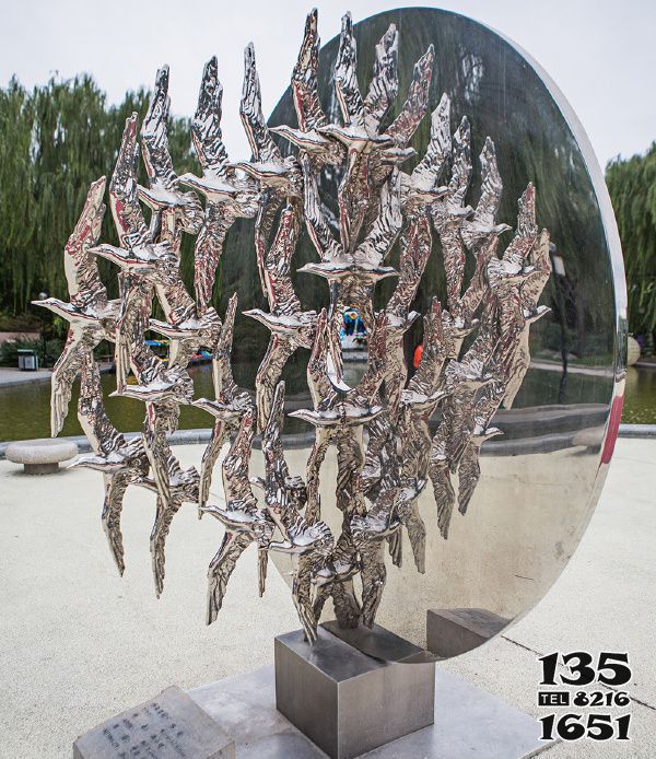 鸽子雕塑-不锈钢镜面锻造鸽子雕塑高清图片