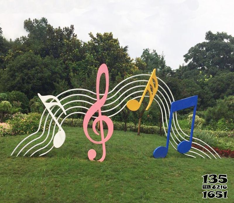 公园草坪摆放不锈钢跳动的音符雕塑高清图片
