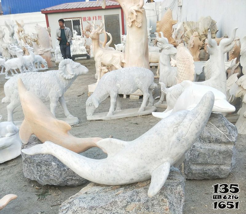 海豚雕塑-动物园一只趴着的石雕海豚雕塑高清图片