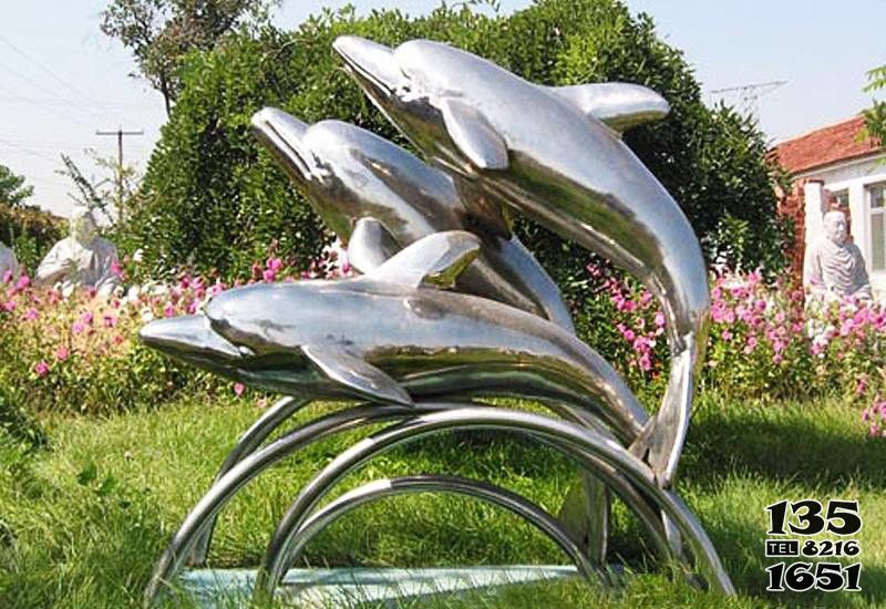 海豚雕塑-花丛中四只不锈钢镜面海豚雕塑高清图片