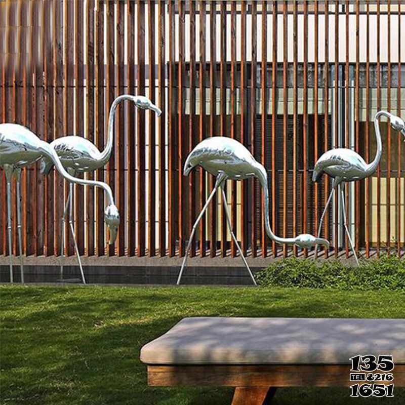火烈鸟雕塑-公园别墅草坪行走的不锈钢火烈鸟雕塑高清图片
