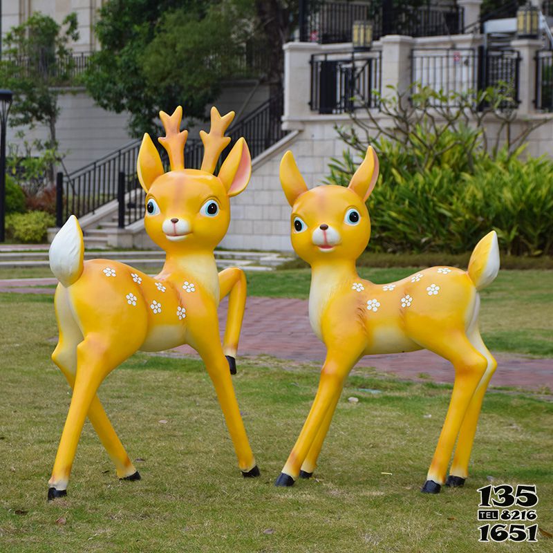 梅花鹿雕塑-幼儿园创意卡爱卡通两只黄色梅花鹿雕塑高清图片