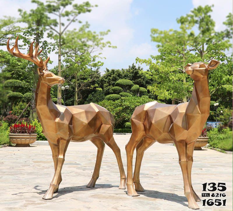 梅花鹿雕塑-公园不锈钢镜面几何喷漆梅花鹿雕塑高清图片