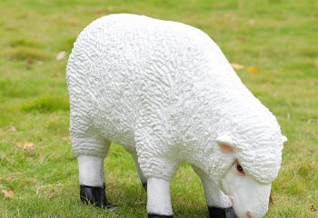 绵羊雕塑-草地上一只正在吃草的玻璃钢仿真绵羊雕塑