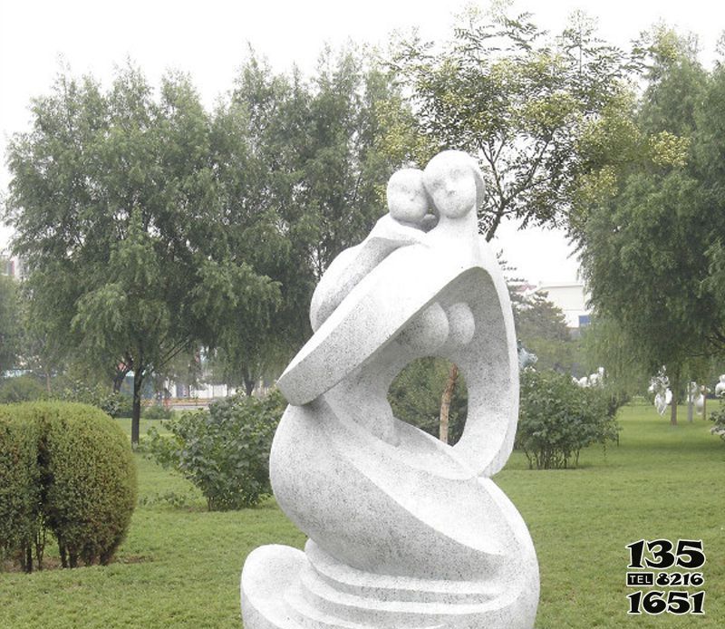 母子雕塑-公园汉白玉趴在妈妈背上的母子雕塑高清图片