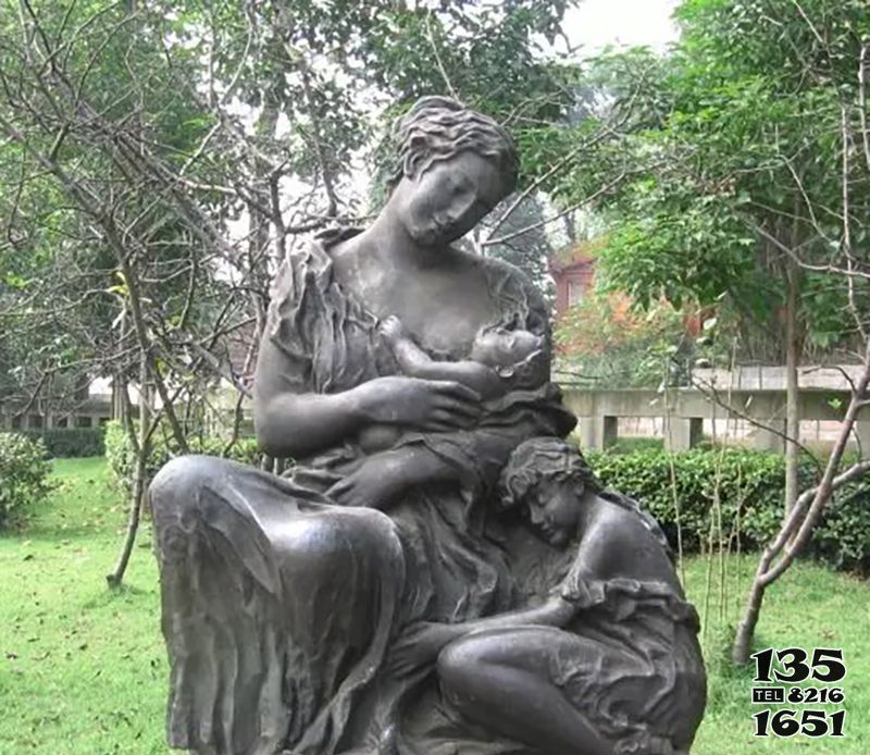亲情雕塑-母亲喂奶公园人物铜雕亲情雕塑高清图片