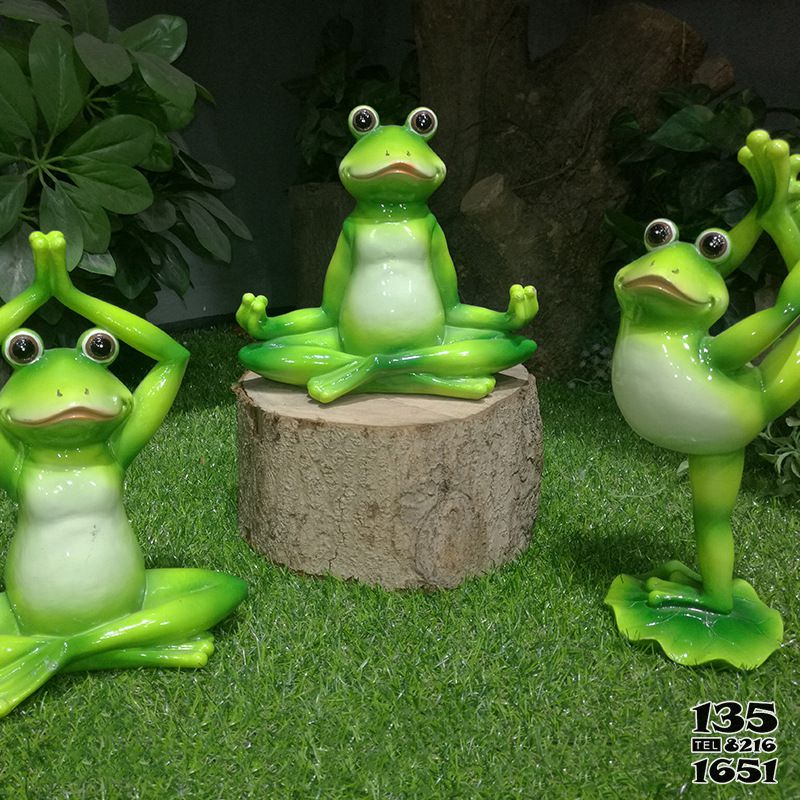 青蛙雕塑-池塘三只跳舞的玻璃钢青蛙雕塑高清图片