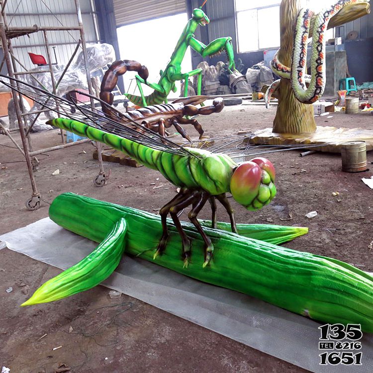蜻蜓雕塑-植物园仿真绿色玻璃钢蜻蜓雕塑高清图片