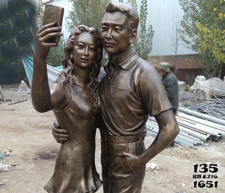 情侣雕塑-广场铜雕拍照情侣雕塑高清图片