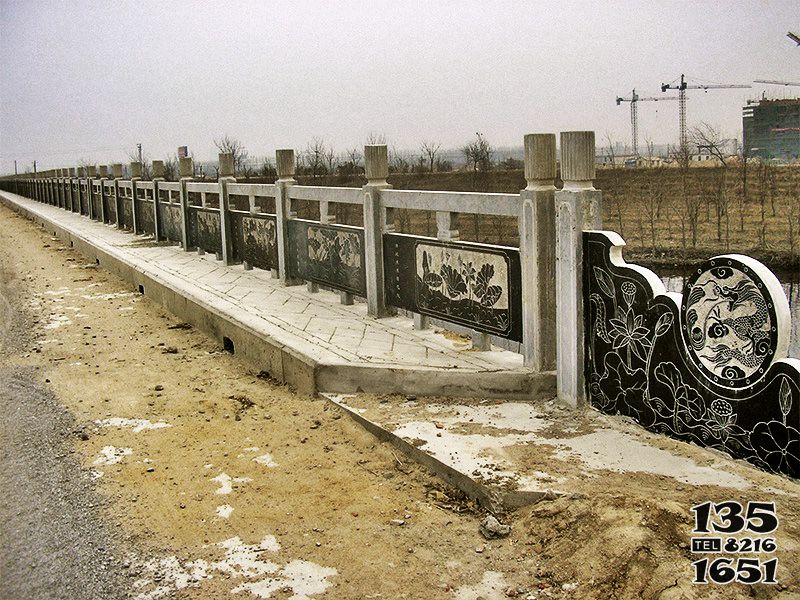 石桥雕塑-街道旁边青石桥梁护栏高清图片