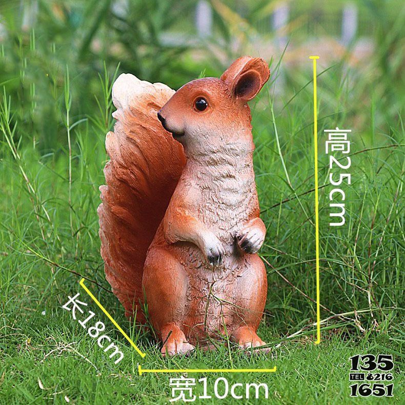 松鼠雕塑-公园中一只呆萌站立的树脂松鼠雕塑高清图片