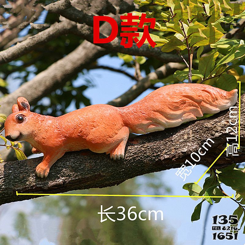 松鼠雕塑-树枝上一只爬行的树脂松鼠雕塑高清图片
