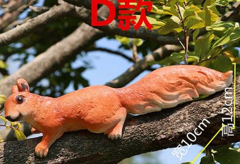 松鼠雕塑-树枝上一只爬行的树脂松鼠雕塑