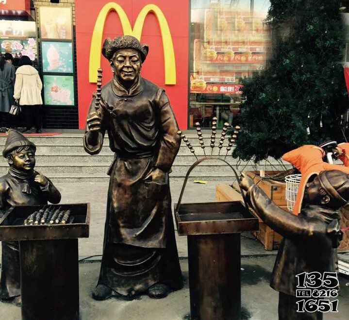 糖葫芦雕塑-商店步行街卖糖葫芦的人物铜雕高清图片