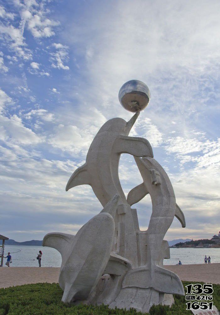 海豚雕塑-海边三只跳跃的石雕海豚雕塑高清图片
