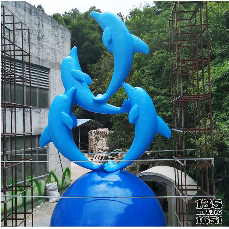 海豚雕塑-景区四只球上表演的蓝色不锈钢海豚雕塑高清图片