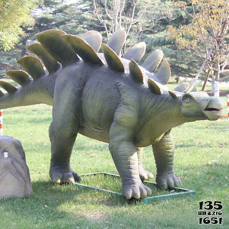 恐龙雕塑-户外草坪玻璃钢大型仿真恐龙雕塑