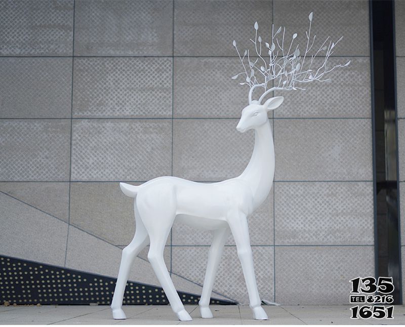 鹿雕塑-城市街道创意玻璃钢白色鹿雕塑高清图片