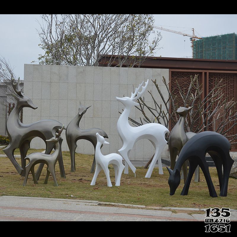 鹿雕塑-公园别墅玻璃钢一群散步的鹿雕塑高清图片