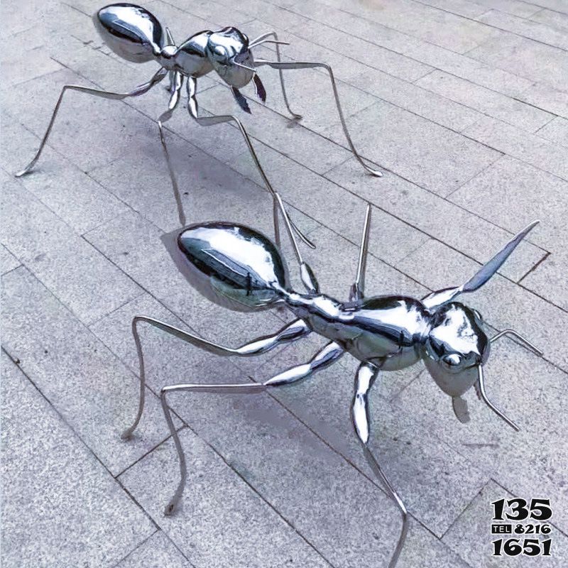 蚂蚁雕塑-景区广场爬行两只小号白钢玻璃钢蚂蚁雕塑高清图片