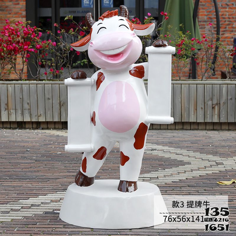 牛雕塑-商店门口一只微笑的玻璃钢牛雕塑高清图片